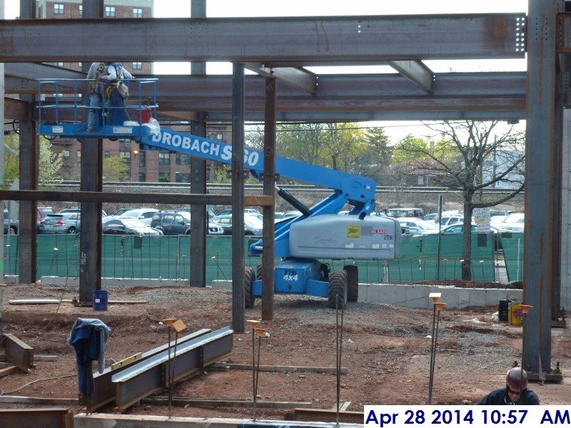 Bolting steel frame at Derrick -1 Facing South (800x600)